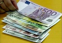 Евро упал ниже 55 рублей впервые с 24 апреля