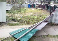Сорванный ветром строительный забор упал на папу с ребенком в Смоленске