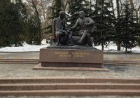 Памятник Твардовскому и Теркину в  центре Смоленска накренился вправо
