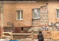 Часть фасада обрушилась на доме №2 в Трамвайном проезде в Смоленске