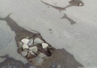 Дороги в Холм-Жирках «отремонтировали» камнями и грязью
