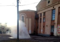 Фонтан бьет из-под земли в Смоленске около кинотеатра «Октябрь»