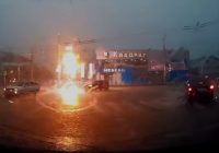 Молния ударила в светофор в Смоленске