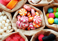 Смоленский водитель маршрутки угощал пассажиров конфетами